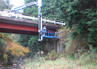 写真：橋梁補修設計における調査（県道）